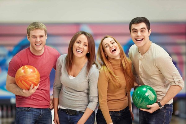 Faire du bowling à Lyon : comment lancer correctement la boule ?