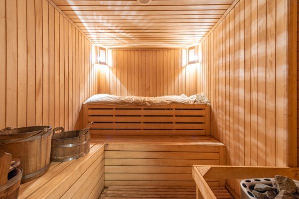 Focus sur l'espace bien-être : sauna et récupération revitalisante